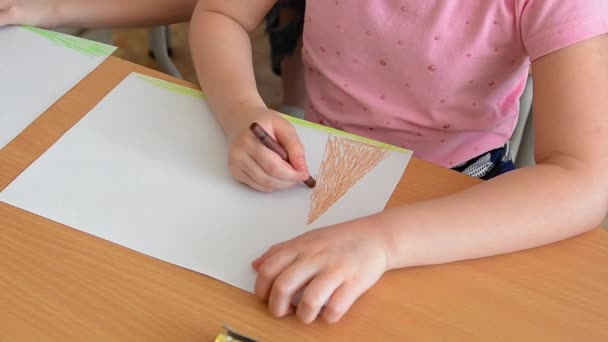 A mão da criança está desenhando com lápis coloridos. Desenho lápis, as crianças aprendem sobre o mundo, desenhar casas, árvores, sol — Vídeo de Stock