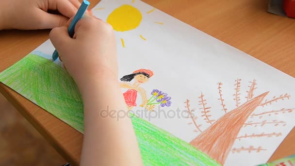 La mano del niño está dibujando con lápices de colores. Dibujando lápices, los niños aprenden sobre el mundo, dibujan casas, árboles, sol — Vídeos de Stock