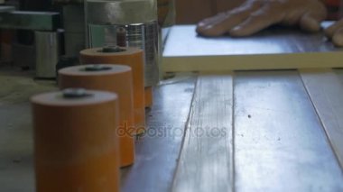 Kenar yapıştırma makinesi mobilya üretiminde. El ile makine Mobilya üretim için. Üretim mobilya tutkal, ağır çekim