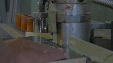 Kenar yapıştırma makinesi mobilya üretiminde. El ile makine Mobilya üretim için. Üretim mobilya tutkal, ağır çekim