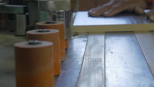 Kanten banding machine i produktionen av möbler. Manuell maskin för möbeltillverkning. Produktion av möbler lim, Slowmotion — Stockvideo