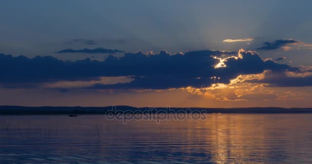 Bellissimo tramonto sulla superficie liscia di un lago — Video Stock