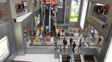 Tayland, Bangkok 15 Mayıs: insanlar alışveriş merkezinde. Alışveriş Merkezi. Bitirim İkili