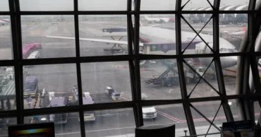 Moskova, Rusya 5 Haziran 2017: uçak kalkışa hazırlanıyor. Hava uçak kokpit ayakta, rampa ile ön kısmını. Birçok uçak kalkış için Timelapse bekliyor