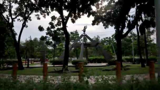 Парк со статуей и деревьями. В городской парк. Памятник кошке — стоковое видео