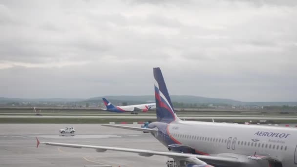 2017 年 6 月 5 日、ロシアのモスクワ: 空港、飛行機、離陸風景。飛行機出発 — ストック動画