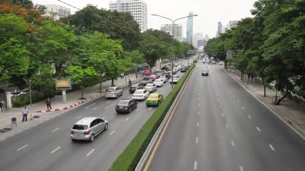 バンコク - スクンビット タイ、2017 年 6 月 9 日、バンコクでの最長の道路に 6 月 9:Thailand 重交通渋滞のバンコクのストリート シーン。建物はタイのバンコクでの塔 — ストック動画
