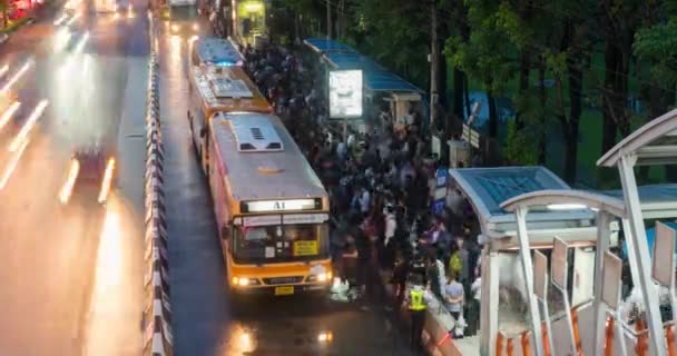曼谷，泰国-6 月 9 日： 忙汽车站在曼谷乍都乍市场已关闭很多人后莫捷地区来到这停下来等一辆公交车。游戏中时光倒流 — 图库视频影像