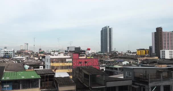 Вид сверху на темную крышу в городе на голубом небе Бангкока Таиланд. White clouds in blue sky over Bangkok city, Thailand and express way top roof view timelapse — стоковое видео