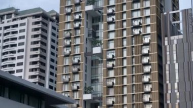 Asfalt yol ve modern şehir. Modern binalar. Şehir hayatı. Ars otoyolu