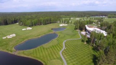 Güneşli bir golf sahası, gölet ve yeşil çimen, mükemmel bir Golf sopasıyla görüntülemek gökten