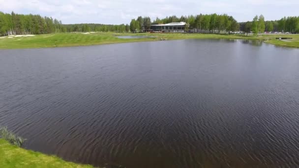 Letecký pohled na golfovém hřišti s nádhernou zelenou a rybník — Stock video