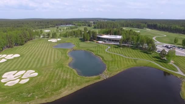 Vue aérienne sur le terrain de golf avec magnifique vert et étang — Video