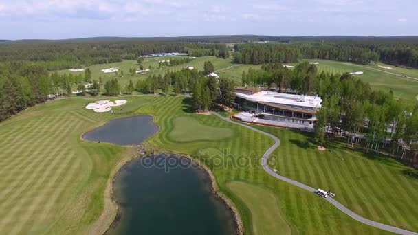 在高尔夫球场华丽绿色与池塘上鸟瞰图 — 图库视频影像