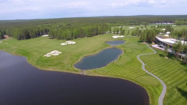 Güneşli bir golf sahası, gölet ve yeşil çimen, mükemmel bir Golf sopasıyla görüntülemek gökten — Stok video