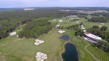 Bulutlar üzerinde mavi gökyüzü ve Orman Gölü Golf club, hava ile güneş Golf arabası