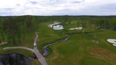 Havadan görünümü Golf Sahası, gölet ve Golf sahasının Yeşil çimenler. Güzel golf sahasında kum bunkerleri.
