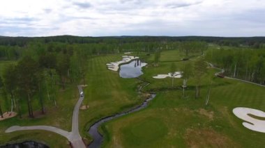 Havadan görünümü Golf Sahası, gölet ve Golf sahasının Yeşil çimenler. Güzel golf sahasında kum bunkerleri.