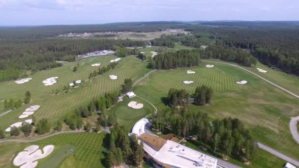Chariot de golf solaire avec nuages sur ciel bleu et lac forestier Club de golf, aérien — Video