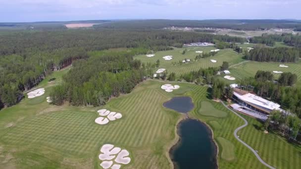 Napelemes Golf kosár felhők a kék ég és a forest lake Golf club, légi — Stock videók