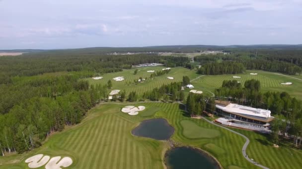 Carro de golfe solar com nuvens no céu azul e floresta lago Golf Club, aéreo — Vídeo de Stock