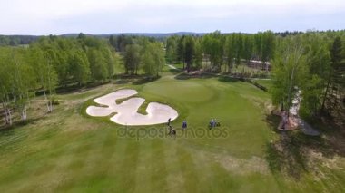 Havadan görünümü üzerinde yeşil koyarak oynamaya golfçüler. Yeşil bir golf profesyonel oyuncular.