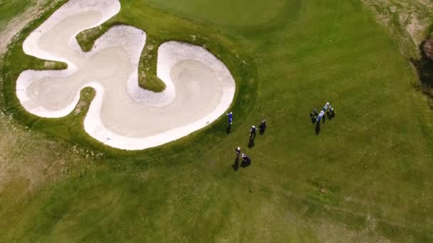 Letecký pohled na golfu hraje na putting green. Profesionální hráči na zeleném hřišti.