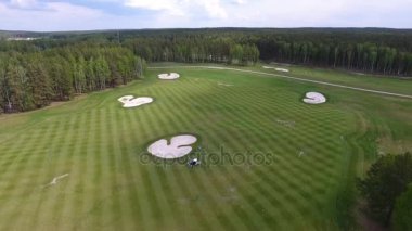 Üstten Görünüm yeşil golf sahası açık yeşil çim alan. Uçak uçan üzerinden havadan görünümü.
