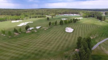 Üstten Görünüm yeşil golf sahası açık yeşil çim alan. Uçak uçan üzerinden havadan görünümü.