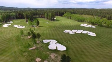 Üstten Görünüm yeşil golf sahası açık yeşil çim alan. Uçak uçan üzerinden havadan görünümü.