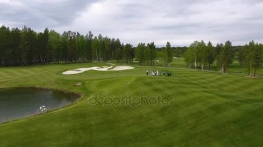 Club yaz tatil sırasında hava sahası üzerinde ile golfçüler Golf isabet vurdu
