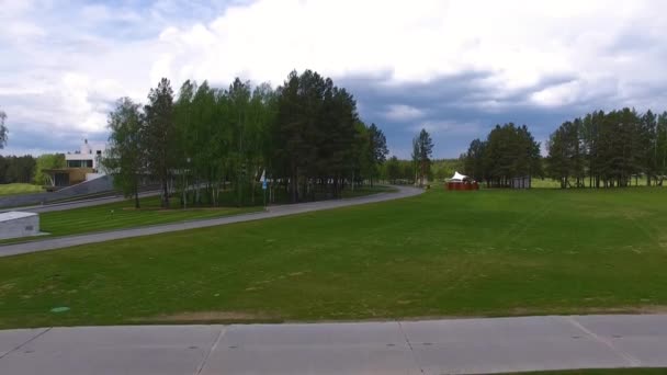 구름에 푸른 하늘과 숲 호수 골프 클럽, 공중으로 태양 골프 카트 — 비디오