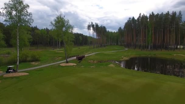 Aeriel view på golfbil på golfbana på eftermiddagen med kopia utrymme. Elit golf club. — Stockvideo