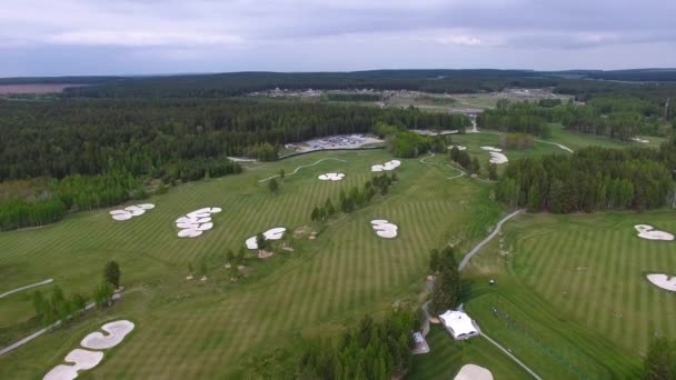 Vue de dessus terrain de golf vert terrain de gazon vert extérieur. Vue aérienne depuis un drone volant . — Video