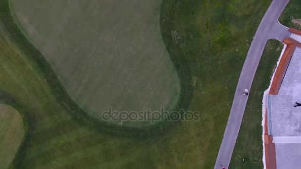 Top vista campo de golfe verde campo de grama verde ao ar livre. Vista aérea de drone voador . — Vídeo de Stock