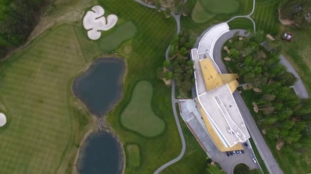 Von oben grünen Golfplatz im Freien grünen Rasen Feld. Luftaufnahme von der fliegenden Drohne. — Stockvideo