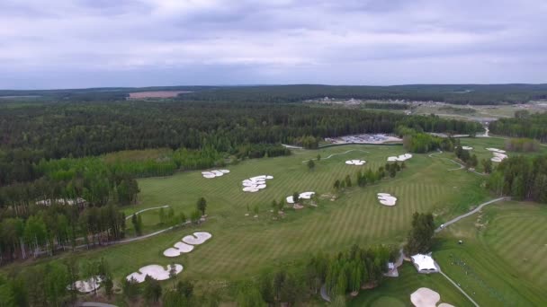 トップ ビュー ゴルフ場のグリーン屋外の緑の芝生のフィールドです。飛行ドローンから空撮. — ストック動画