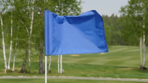 Bandeira azul acenando sobre o céu. Bandeira azul acenando ao vento — Vídeo de Stock