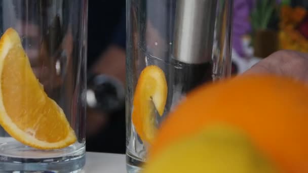 Стискаючи апельсиновий сік, що вливається в склянку — стокове відео