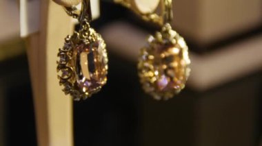 Değerli taş altın küpe. Değerli taşlar ile küpe