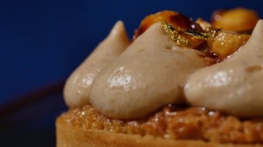 Çikolatalı kek çikolata mousse krem kahverengi mavi arka plan ile. Lezzetli pasta krema, closeup ile