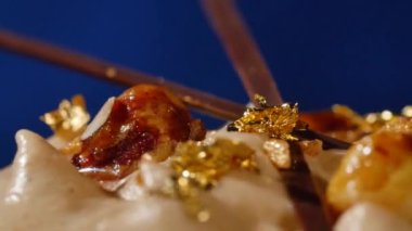 Çikolatalı kek çikolata mousse krem kahverengi mavi arka plan ile. Lezzetli pasta krema, closeup ile