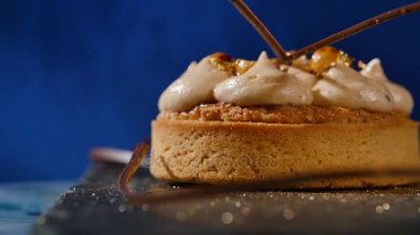 Çikolatalı kek çikolata mousse krem kahverengi mavi arka plan ile. Lezzetli pasta krema ile