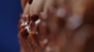 Fındıklı çikolatalı kek. Fındıklı çikolata kek makro fındık. Lezzetli kek parçası