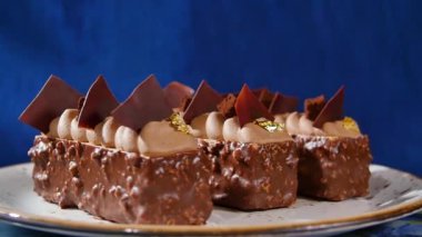 Fındıklı çikolata şeker. Çikolata enerji Bar ile meyve ve Nuts.The maddeler dahil badem, kaju fıstığı. Koyu mavi bir arka plan üzerinde izole.