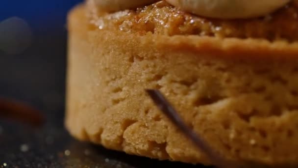 Bolo de chocolate com mousse de chocolate creme marrom fundo azul. Bolo saboroso com creme — Vídeo de Stock