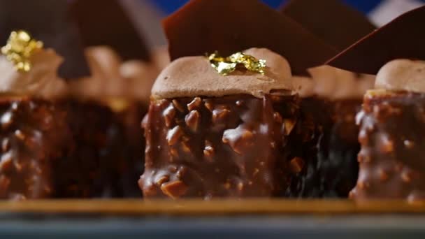 Шоколадные конфеты с орехами. Шоколадный энергетический бар с фруктами и Nuts.The ингредиенты включают миндаль, кешью. Изолированный на темно-синем фоне . — стоковое видео