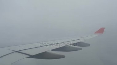 Bir uçak pencereden görüldüğü gibi gökyüzü ve bulutlar. Bulutların üzerinde uçan bir uçağın kanat. insanlar görünüyor uçak penceresinden gökyüzüne seyahat için airtransport kullanma. bulutlu hava