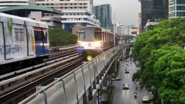 Bangkok, Thailandia - 8 giugno 2017: Il Bangkok Mass Transit System, BTS o Skytrain, Silom line, che attraversa il centro della città arrivando dalla stazione di Chong Nonsi. Il treno arriva a Bangkok — Video Stock