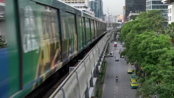 Bangkok, Thaïlande - 8 juin 2017 : Le système de transport en commun de Bangkok, BTS ou Skytrain, ligne Silom, traversant le centre-ville en venant de la gare de Chong Nonsi. Le train arrive à Bangkok — Video